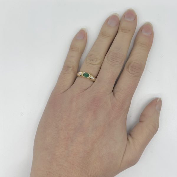 Bague jonc or jaune, émeraude et diamants – Image 8